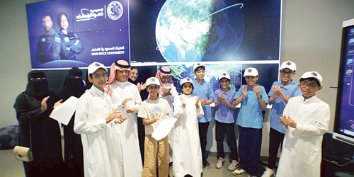 رائدا الفضاء السعوديان يجريان اتصالا لاسلكيا مع مجموعة من طلاب المملكة 