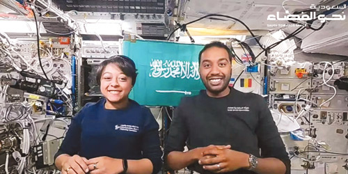 رائدا الفضاء السعوديان يجريان تجربة تعليمية مع طلاب المدارس 