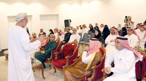 رئيس مركز السلطان قابوس متحدثا للحضور