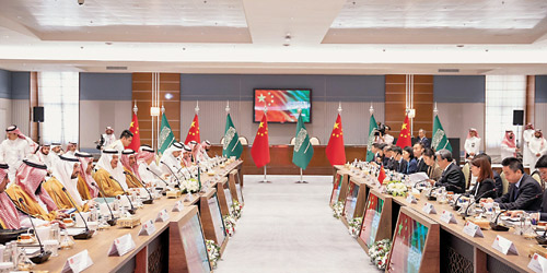 وزير الطاقة يناقش مع رئيس الهيئة الوطنية الصينية للطاقة تعزيز العلاقات الثنائية 