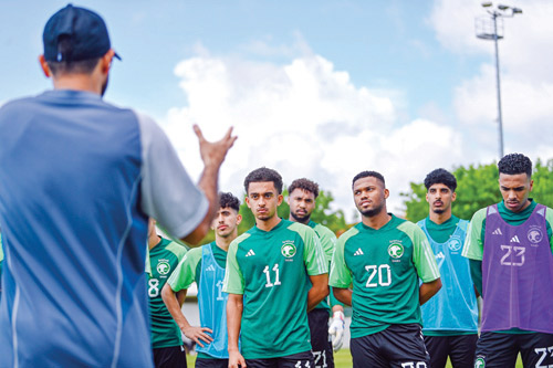 اللاعبون يستمعون لتوجيهات المدرب