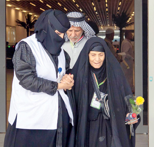 100 متطوع يقدمون الخدمات التطوعية لحجاج بيت الله من جمهورية العراق عبر منفذ جديدة عرعر 