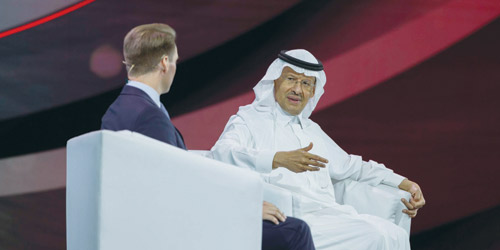 وزير الطاقة خلال مشاركته في جلسة حوارية في المؤتمر