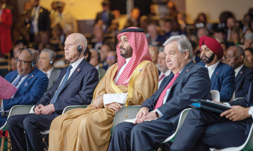  ولي العهد خلال حضوره القمة