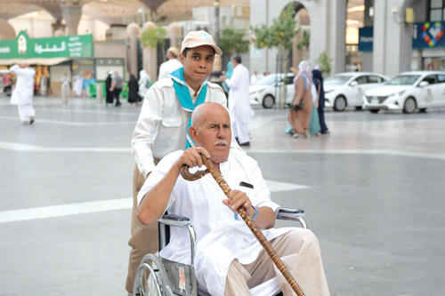 متطوعون من مختلف الأعمار يشاركون بتقديم الرعاية للحجاج في المسجد النبوي 