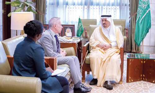 أمير منطقة الرياض مستقبلاً السفير الأمريكي