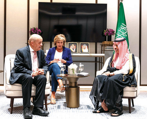 وزير الخارجية بحث مع لودريان المستجدات الإقليمية والدولية 