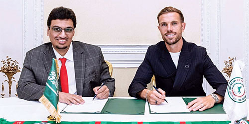  هندرسون ونائب رئيس نادي الاتفاق أثناء بروتوكول التوقيع