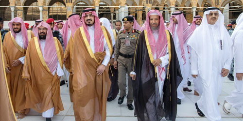  نائب أمير منطقة مكة المكرمة خلال تشرفه بغسل الكعبة المشرفة