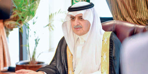 أمير منطقة تبوك يرأس اجتماع جمعية الملك عبدالعزيز الخيرية 