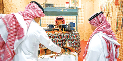 خراطة السبح اليدوية.. فن تقدمه فعاليات بيت حائل 