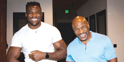 تايسون يدعم نغانو في مواجهة «تايسون فيوري» في الرياض 