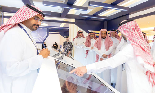 افتتح المعرض المتنقل للتوعية بالأمن السيبراني 
