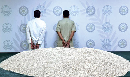 مخبأة في شحنة ماكينات كهربائية داخل مستودع 