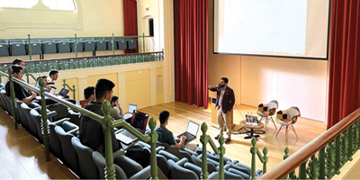 15 شاباً سعودياً يقدمون إبداعاتهم في مجال البرمجيات والذكاء الاصطناعي 