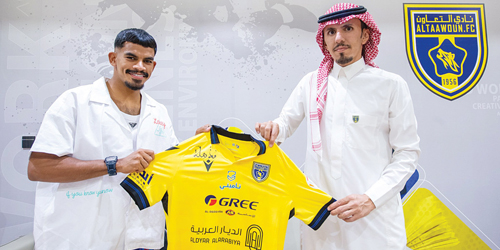  رئيس التعاون واللاعب بعد التوقيع