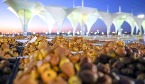 موسم عنيزة الدولي للتمور يستقبل 69 صنفاً من التمور يومياً 