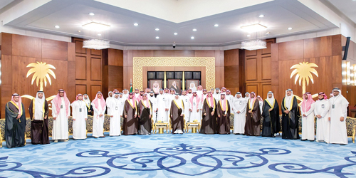 خلال استضافته منسوبي فرع البنك في مجلس «الاثنينية» 