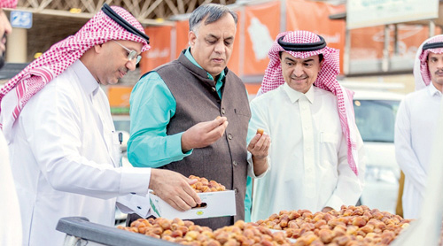  السفير الهندي يتجول على ساحة التمور