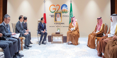 ولي العهد استعرض مع رئيس وزراء اليابان فرص تطوير العلاقات في مختلف المجالات 
