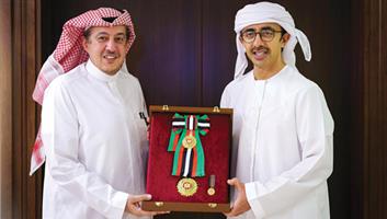 رئيس الإمارات يمنح السفير الدخيل «وسام زايد الثاني» 