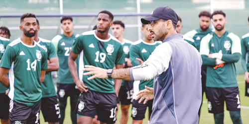  المدرب سعد الشهري يشرح للاعبين طريقة اللعب