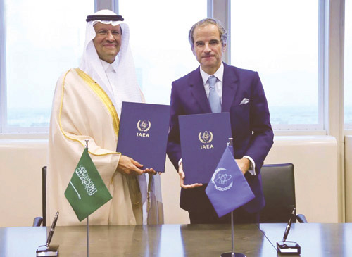  الأمير عبدالعزيز ومدير الوكالة عقب التوقيع