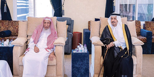 أمير منطقة الرياض يطمئن على صحة مفتي المملكة 