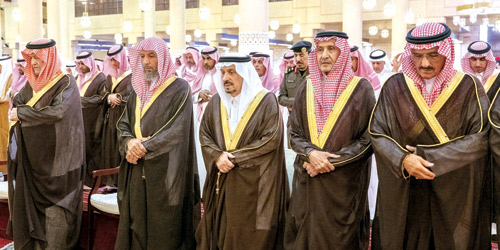 أمير منطقة الرياض يؤدي الصلاة على الأميرة عبطا بنت سعود 