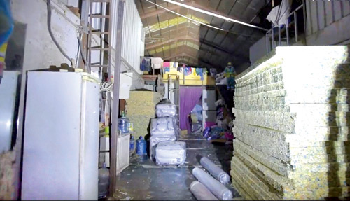 ضبط عمالة حولت 5 مستودعات إلى مواقع لإعادة تدوير الإسفنج 