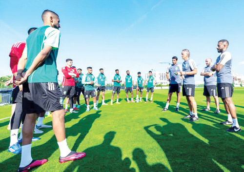 مانشيني يحرص على التحدث للاعبين قبل بداية الحصص التدريبية