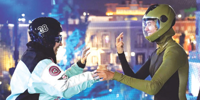 رزان العجمي أول سعودية تحصل على رخصة القفز المظلي الحر 