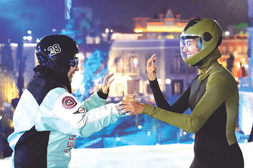 رزان العجمي أول سعودية تحصل على رخصة القفز المظلي الحر 