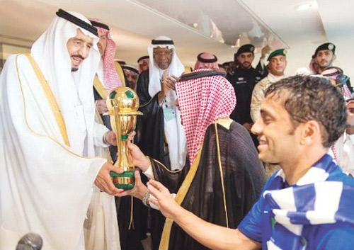 الملك سلمان يسلم قائد الهلال محمد الشلهوب كأس الملك 2017