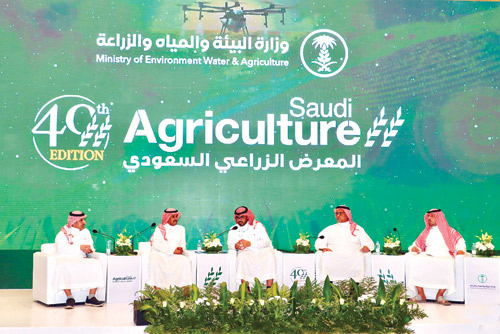 وزير البيئة يدشن المعرض الزراعي الـ(40) ويؤكد أهمية الابتكار والتقنية لتحقيق نظام زراعي مستدام 