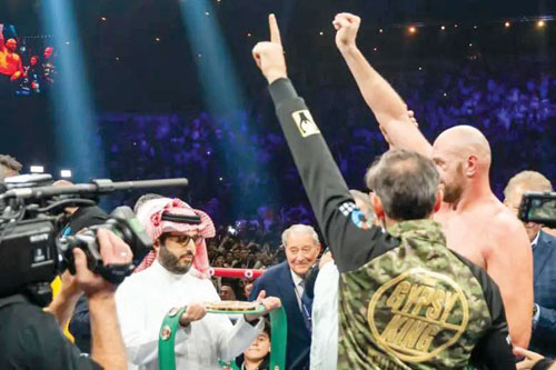تركي آل الشيخ يتوج بطل الملاكمة للوزن الثقيل بحزام «موسم الرياض» 