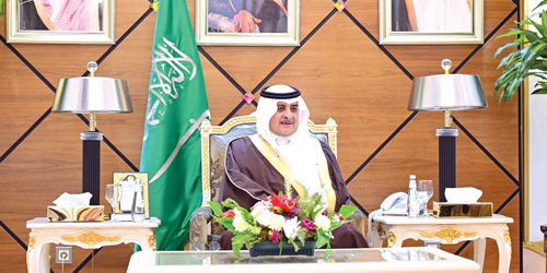  سمو أمير تبوك خلال لقائه لجنة الدفاع المدني بالمنطقة