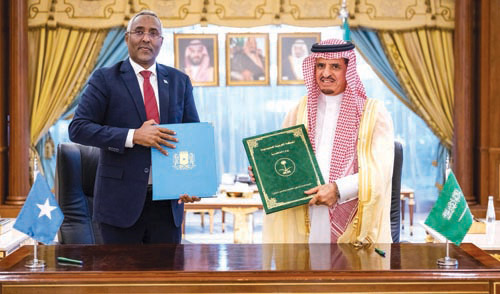 د. الداود يتبادل وثائق الاتفاقية مع وزير الخارجية الصومالي