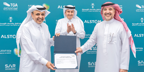  وزير النقل خلال وقوفه على تجربة القطار الهيدروجيني