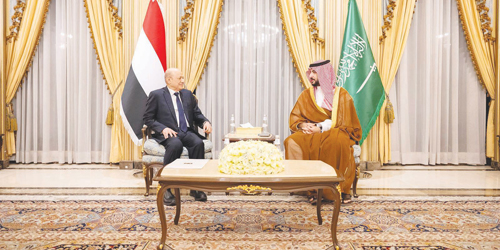  وزير الدفاع خلال لقائه رئيس وأعضاء مجلس القيادة الرئاسي اليمني