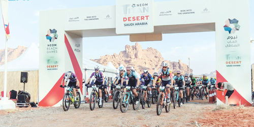 230 متسابقاً يتنافسون في سباق «نيوم» الصحراوي للدراجات 
