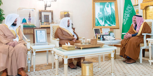  سموه خلال لقائه الشيخان التويجري والربعي
