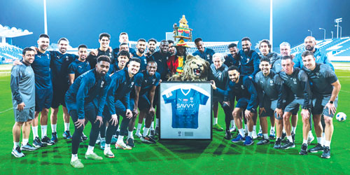  اللاعبون في صورة جماعية مع المشجع السنغالي