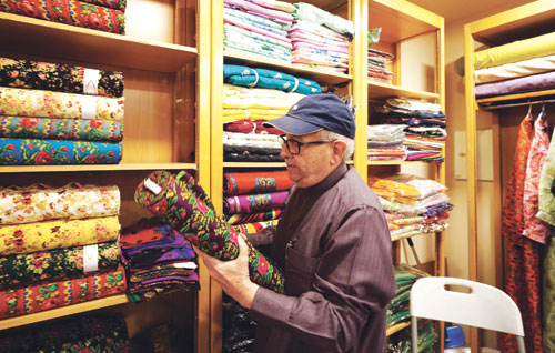 سعودي ينقل شغفه بجمع أندر الأقمشة لـ«سوق الأولين» 