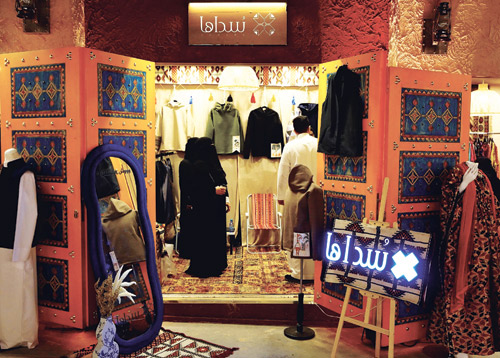 «الأزياء الشتوية» تتسيد المشهد في سوق الأولين 