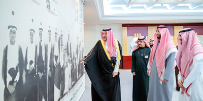 الأمير فيصل بن سلمان يزور مكتبة الملك فهد الوطنية 