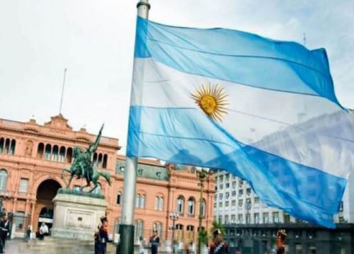 الحكومة الأرجنتينية الجديدة تبدأ في إعادة هيكلة الاقتصاد للبلاد 