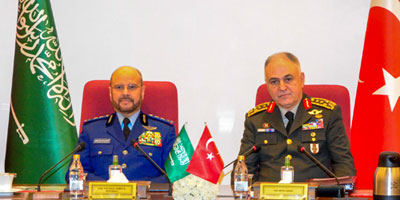 رئيس هيئة الأركان يبحث مع مسؤولين أتراك تعزيز التعاون الدفاعي والعسكري 