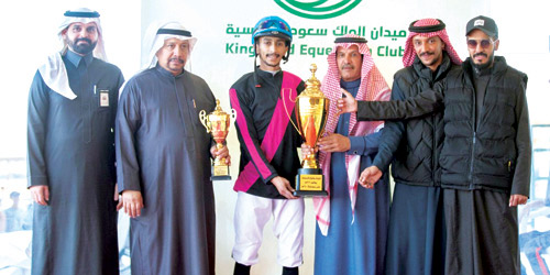  العياضي والقوسي يسلمان الكأس للمالك محمد الهرف