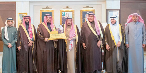  لقطة جماعية مع سموه